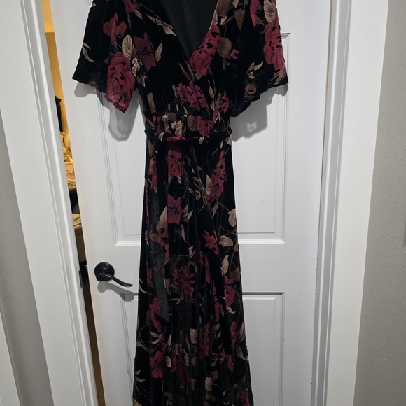 Dresses & Skirts - Floral Black and Pink Maxi Dress